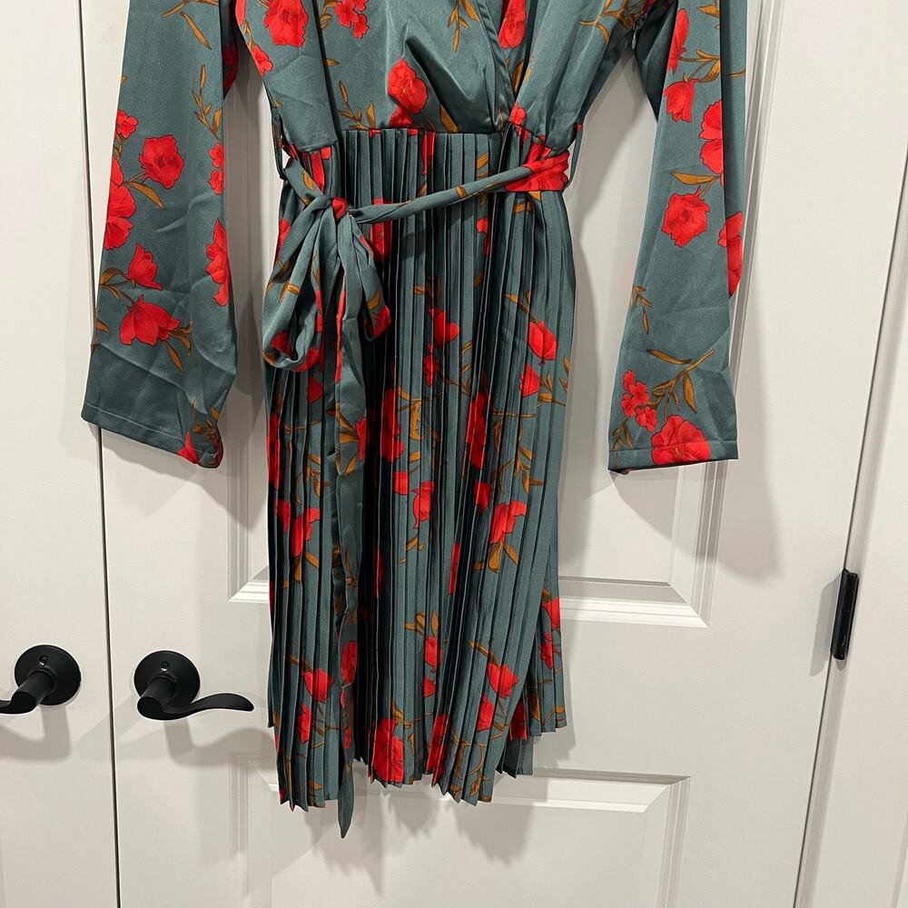 NWT Pretty Little Thing Plus Size Green Floral Longsleeve Pleated‎ Midi Dress 30 - Picture 3 of 11